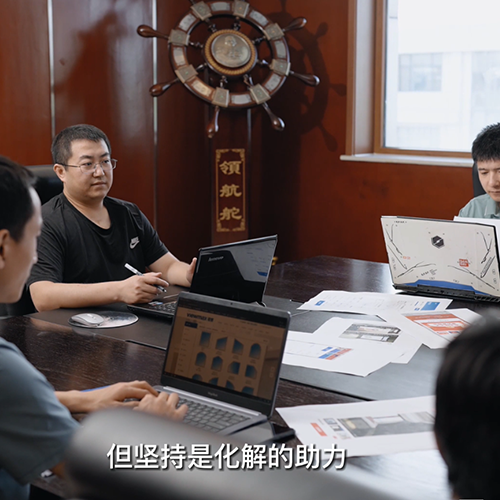 我们面对一切困难，失败，挫折，都只有一个方法：坚持！正是坚持，有了极景的今天