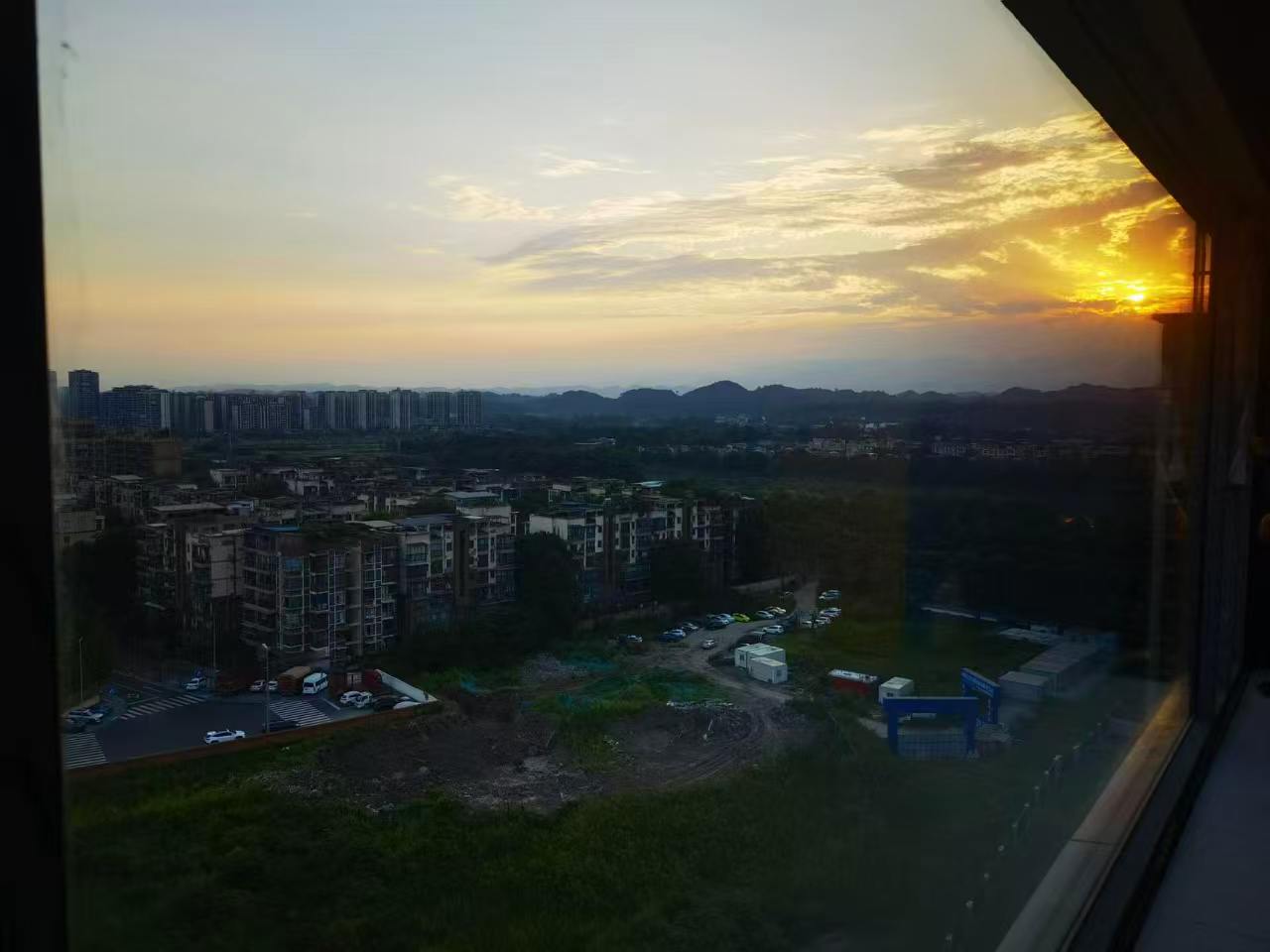 极景高性能门窗邛崃店现场实拍