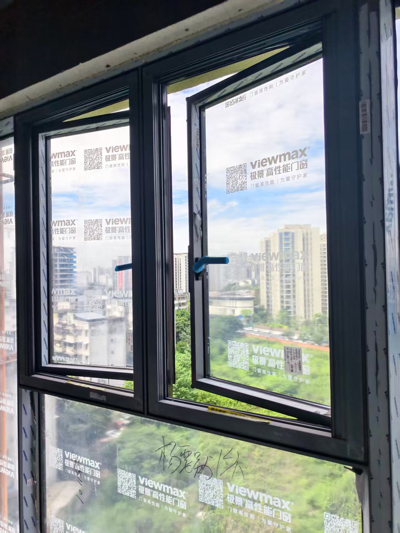 极景高性能门窗邛崃店现场实拍