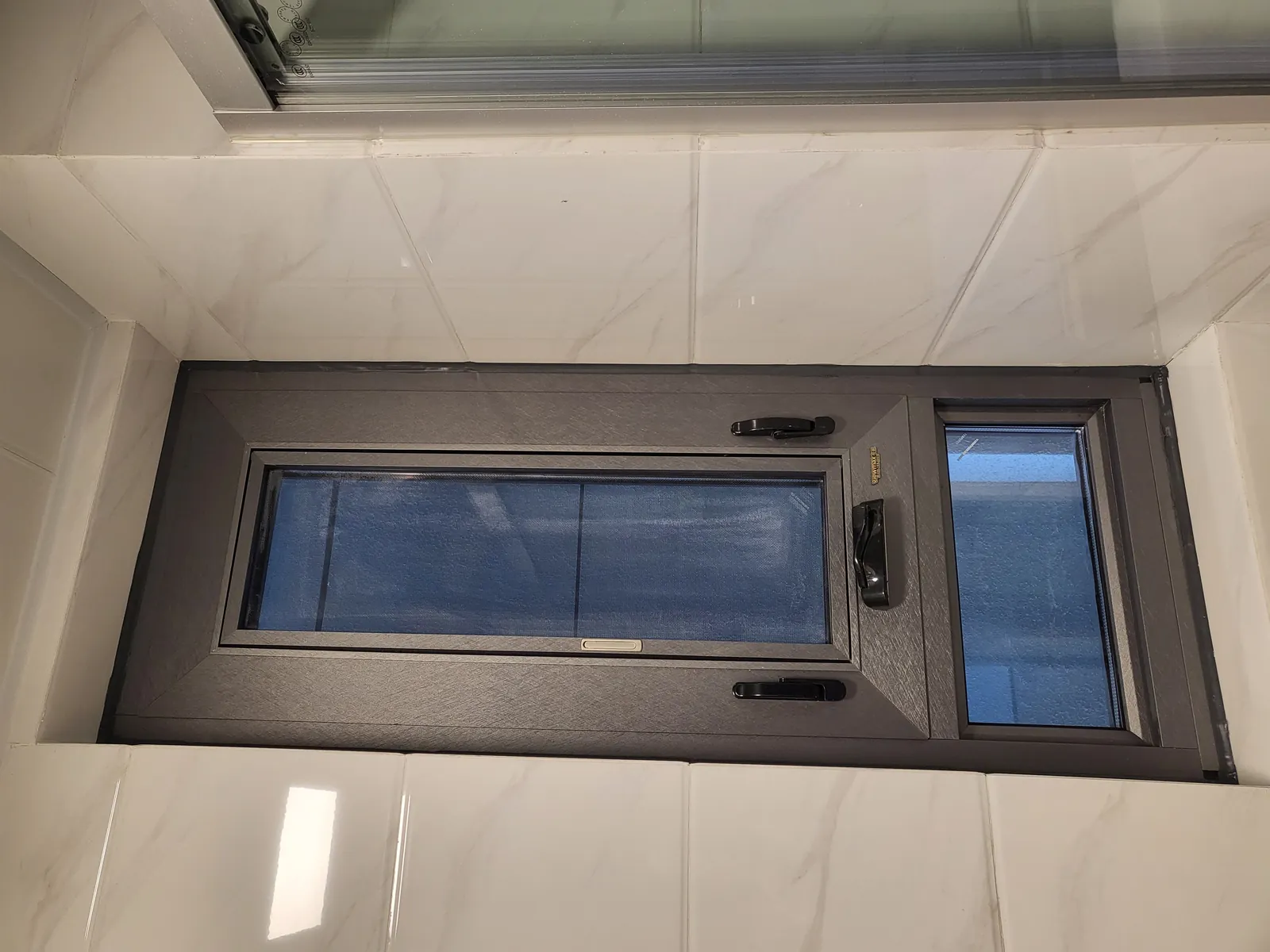 成都窗边有水印,到底该换窗还是先查墙?把结露、雨水和冷桥分开判断配图1